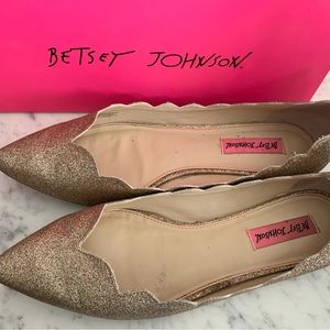 GLITTER! Betsey Johnson Crosbey flats in Champagne